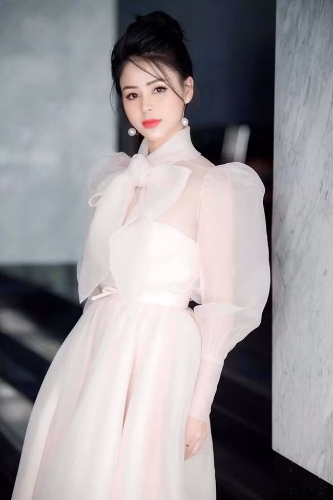 ... hay những chiếc đầm có cổ vừa kín đáo, trang nhã vừa thanh lịch, chỉn chu đều được cô lựa chọn. Lương Thu Trang cũng khéo chọn kiểu tóc búi giúp cô thêm phần quý phái.