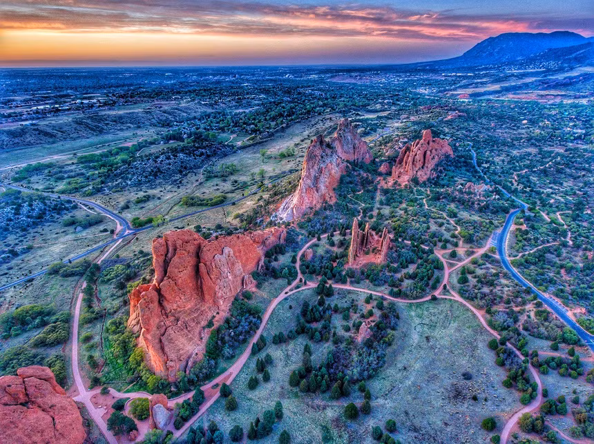 br/> Công viên Garden of the Gods nằm ở thành phố Colorado Springs, tiểu bang Colorado, Mỹ. Địa danh này đã được chỉ định là Điểm mốc Tự nhiên Quốc gia của Mỹ vào năm 1971. Ảnh: coloradosprings.