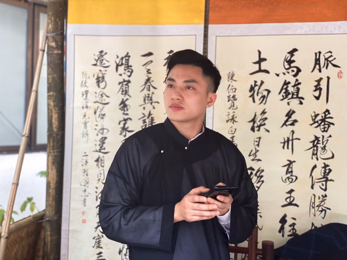 Nam sinh gay chu y khi lam thay do o san truong-Hinh-2