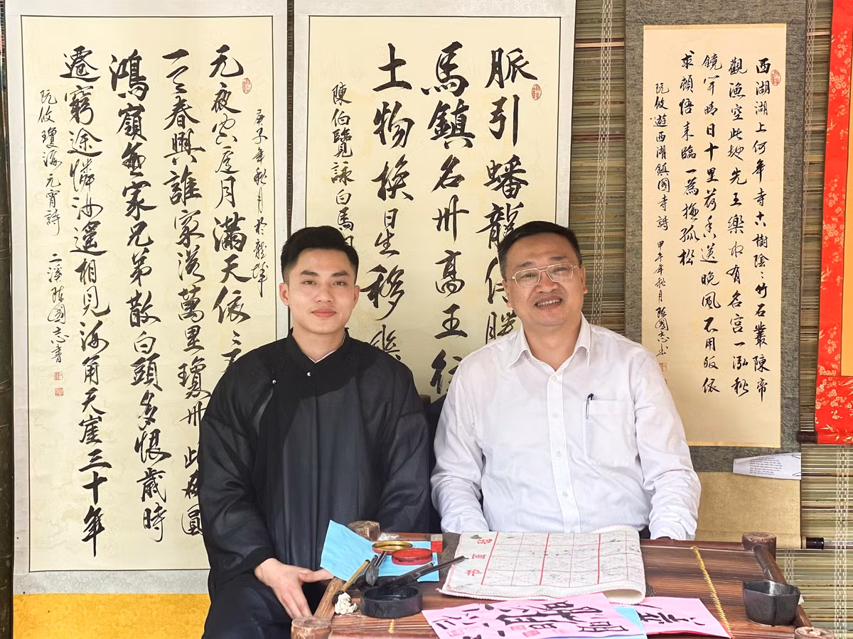 Nam sinh gay chu y khi lam thay do o san truong-Hinh-3