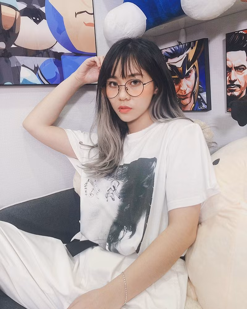 Misthy từng chia sẻ định hướng ban đầu của cô là làm việc trong lĩnh vực ngân hàng. Tuy nhiên, sau khi tìm thấy sự thích thú và tình yêu ở game, cô quyết định thay đổi công việc. Mỗi lần stream, dù kỹ năng chơi Liên Minh Huyền Thoại hay PUBG không quá nổi bật, cô tạo sự thu hút nhờ lối nói chuyện hài hước, có duyên. Ngoài công việc liên quan đến game, Misthy còn là vlogger, tham gia nhiều gameshow hay MV của ca sĩ Việt Nam.
