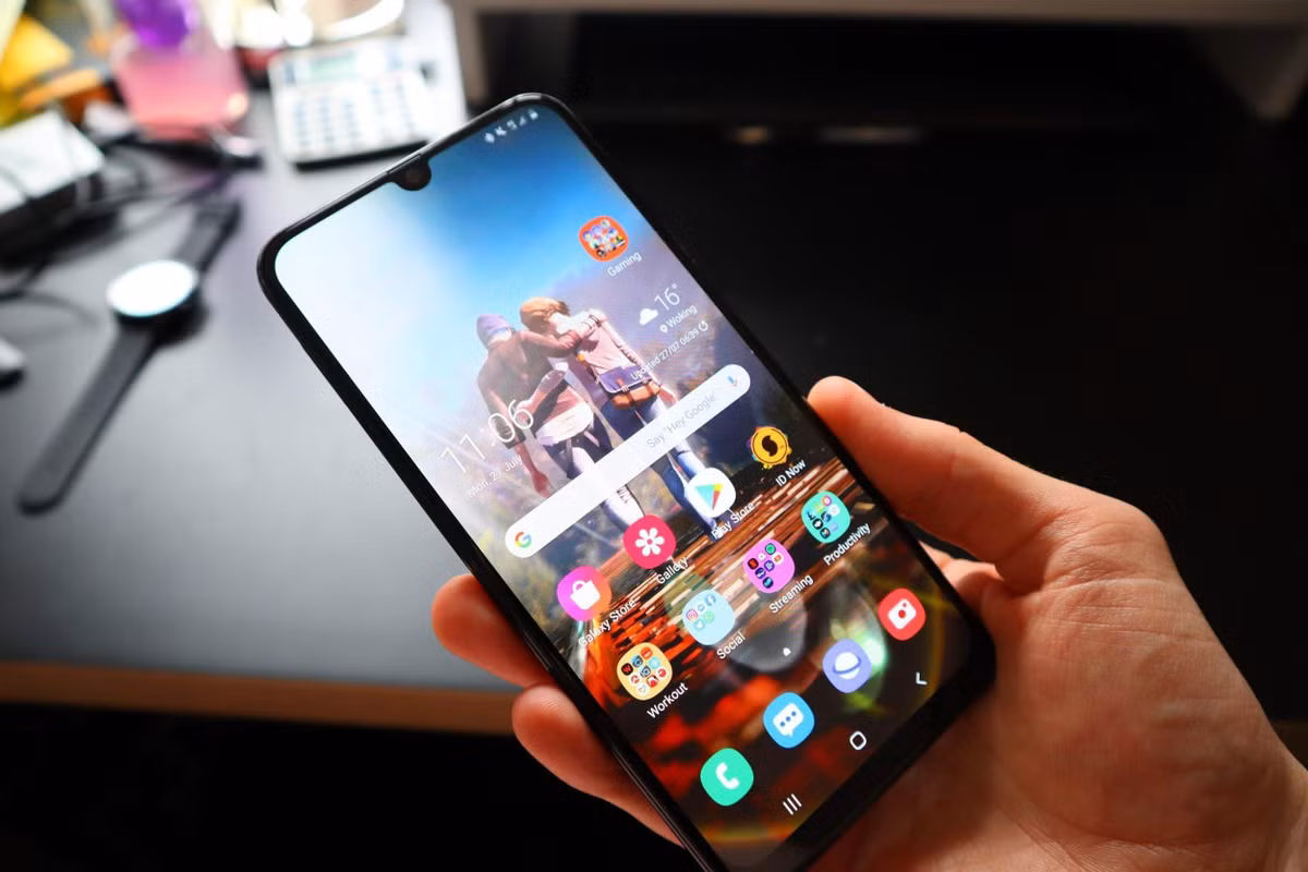 Samsung Galaxy M31 giảm 2 triệu đồng, giá còn khoảng 4,69 triệu đồng tại Tiki. Máy có màn hình Infinity-U 6,4 inch, thân máy cứng cáp với thiết kế bóng bẩy. Điểm cộng lớn của smartphone này là dung lượng pin 6.000 mAh, chế độ sạc nhanh 15 W, RAM 6 GB và bộ xử lý Octa-core mạnh mẽ. Nhờ đó, anh em có thể “chiến” game hàng giờ đồng hồ mà không lo gián đoạn giữa trận đấu. 