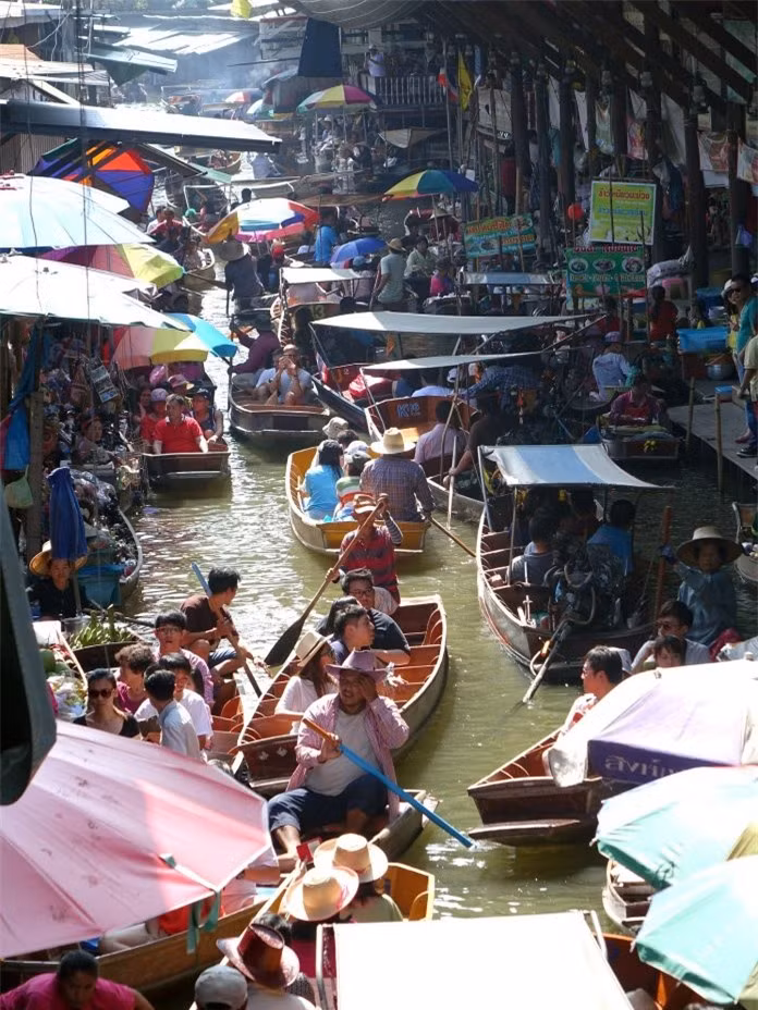 Bangkok, Thái Lan. Thăm quan thành phố bằng tàu thuyền là cách tốt để có thể đến các khu chợ nổi, di tích lịch sử và trung tâm thương mại. Các con kênh được đào ở thế kỷ 18 và mở rộng ở thế kỷ 19 nhằm tạo thuận lợi cho di chuyển và cung cấp nguồn nước tưới tiêu cho thành phố. Con kênh chính có tên là Khlong Saen Saeb dài 11 dặm.