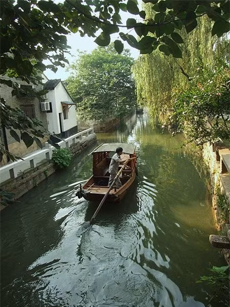 Tô Châu, tỉnh Giang Tô, Trung Quốc. Thành phố lịch sử Tô Châu của Trung Quốc nổi tiếng bởi những con kênh và khu vườn xinh đẹp. Con kênh chính dài 1200 dặm và là kênh nhân tạo dài nhất hành tinh. 