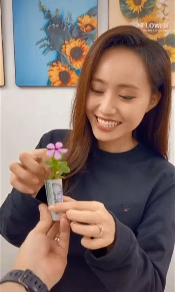 MC nổi tiếng VTV khoe được ông xã tặng cả cục tiền - Hình 4 MC noi tieng VTV khoe duoc ong xa tang ca cuc tien-Hinh-4