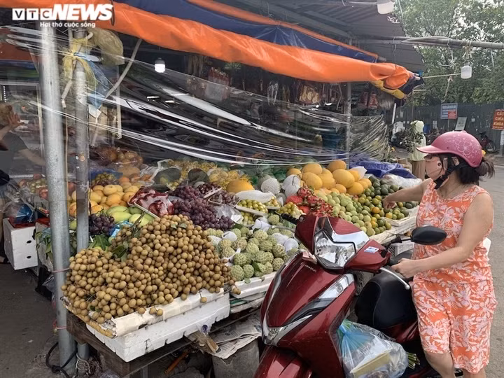 Chị Hoài An, một khách hàng cho biết: "Cam sành tăng giá, đắt đỏ hơn trước nhiều nhưng cả nhà tôi đều đã hình thành thói quen uống nước cam hàng ngày để bổ sung vitamin, tăng cường sức đề kháng phòng chống dịch bệnh Covid-19 nên tôi vẫn mua".