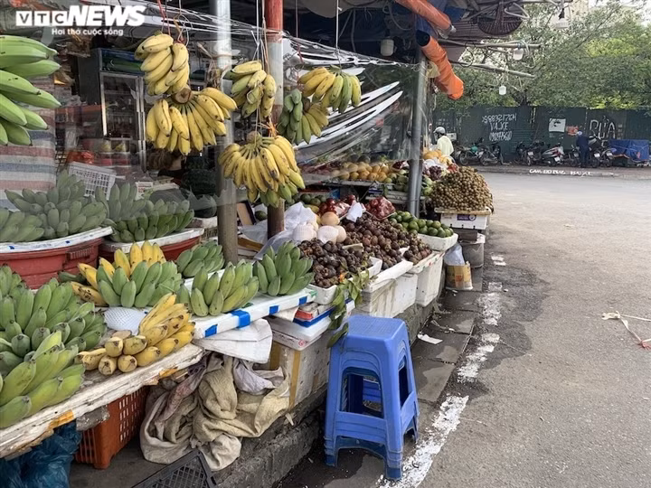 Hoa qua tuoi dat khach, cam tang toi chuc gia o nhieu cho Ha Noi