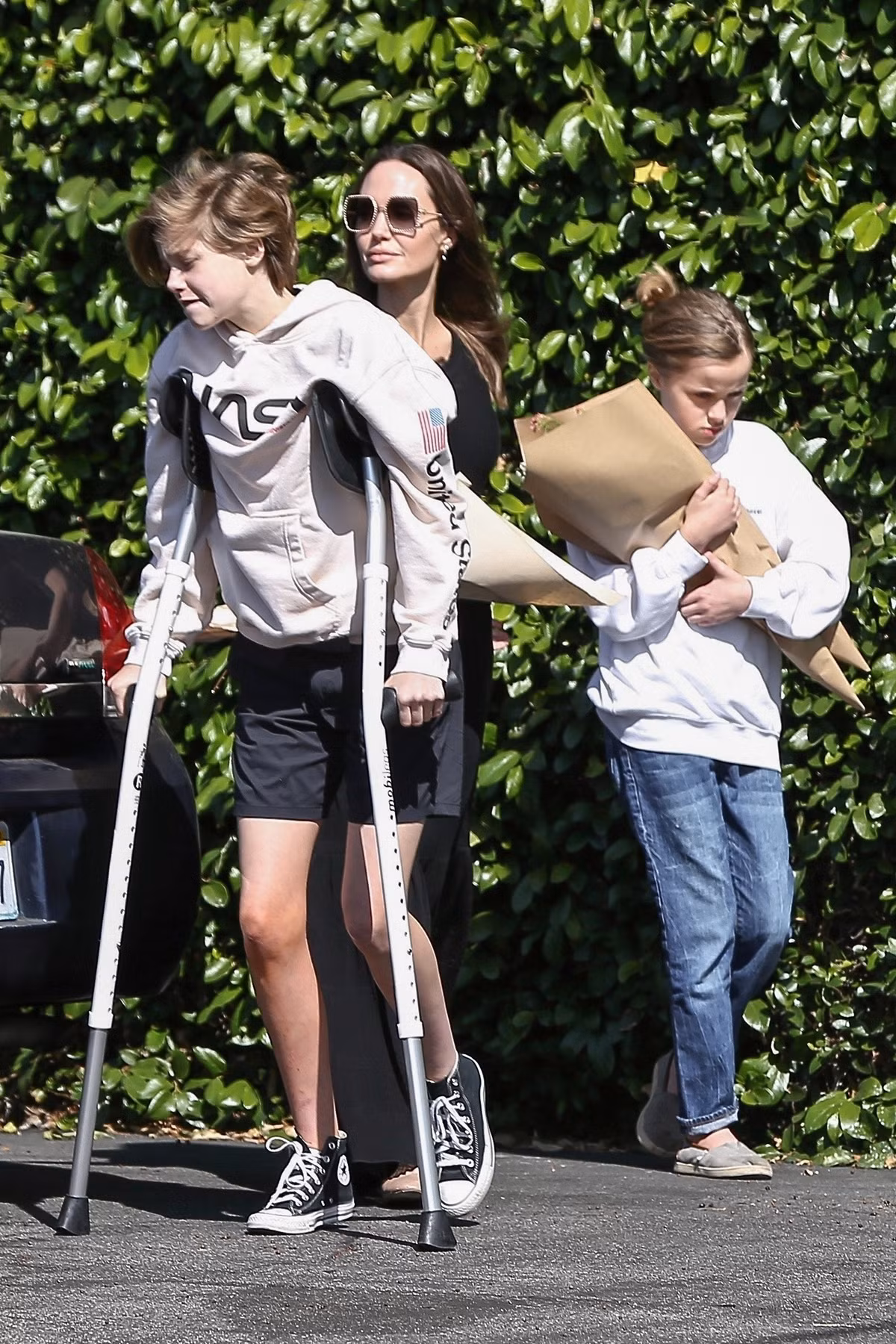 br/> Gần đây, Shiloh và các anh chị em đứng trước tình thế khó xử. Angelina Jolie và Brad Pitt vẫn chưa giải quyết xong việc ly hôn và quyền nuôi con chung dù đã 4 năm trôi qua. Theo SCMP, Brad Pitt hiện muốn chia sẻ quyền nuôi con chung với vợ cũ. Tuy nhiên, sao phim Maleficent muốn toàn quyền nuôi 6 con. Cô thậm chí đòi tung bằng chứng chồng cũ có hành vi bạo hành gia đình để thuận lợi trong cuộc chiến giành quyền nuôi con. Ảnh: The Irish Sun.