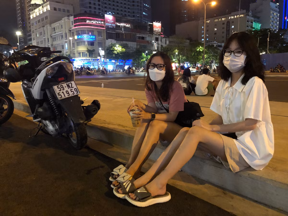 Gioi tre TP.HCM uong ca phe, tra sua 