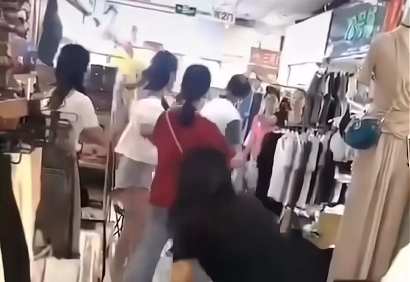 Vi chiec vay hon 2 trieu, chong danh vo ngay giua cua hang
