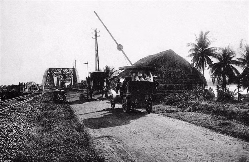 Sau thành công của cuốn sách tại Đấu xảo quốc tế năm 1910, tác giả tiếp tục cho ra mắt cuốn Cochinchine - Saïgon et ses environs(Nam Kỳ - Sài Gòn và vùng phụ cận). Ảnh chụp cầu Bình Lợi trên cung đường dạo quanh Sài Gòn.