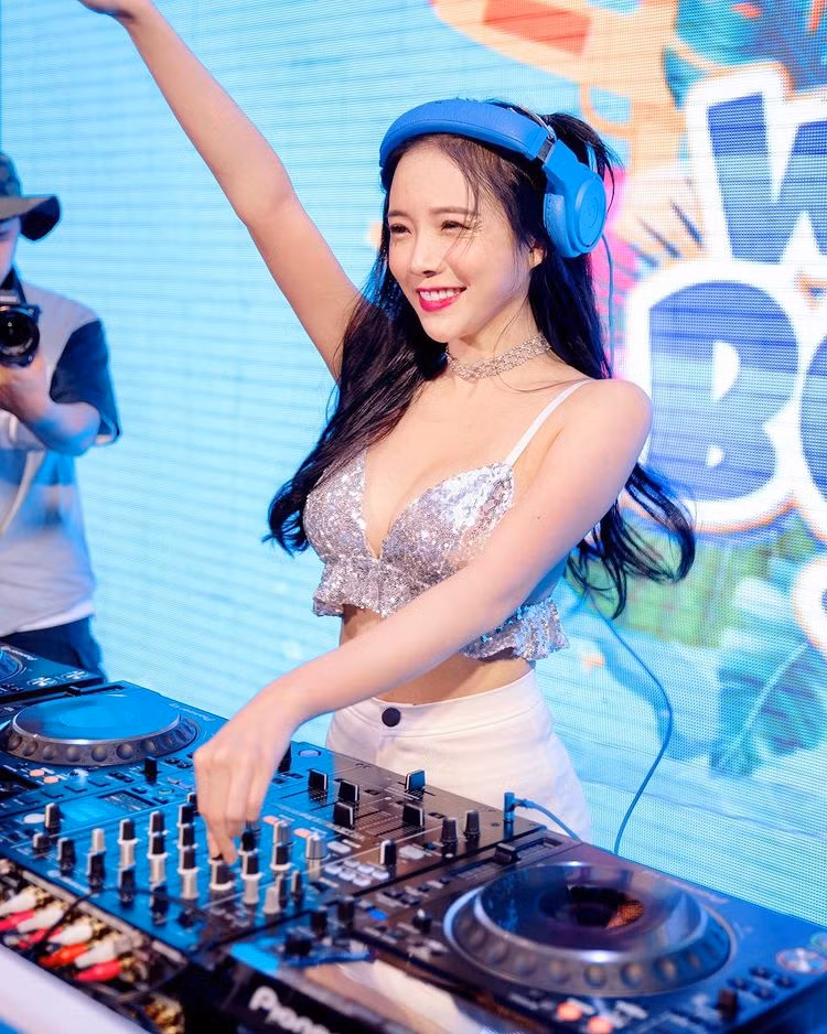 Năm 2016, Amber là gương mặt đại diện Singapore lọt vào danh sách 100 DJ nữ hàng đầu châu Á. Cô được bình chọn trong Top 25 nữ DJ hàng đầu khu vực Châu Á - Thái Bình Dương năm 2019.