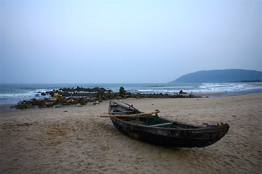 Con thuyền cô đơn cũng đang ngơi nghỉ trên bãi cát vắng.