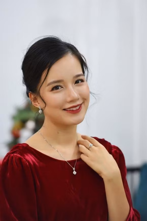 MC Minh Trang lo mat moc kem sac, lan da den sam do chay nang-Hinh-2