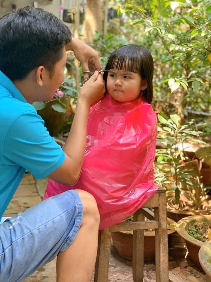 Bieu cam de thuong cua em be duoc bo cat toc