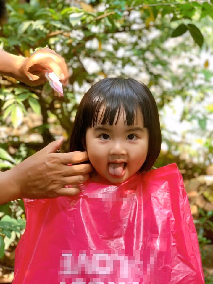 Bieu cam de thuong cua em be duoc bo cat toc-Hinh-6