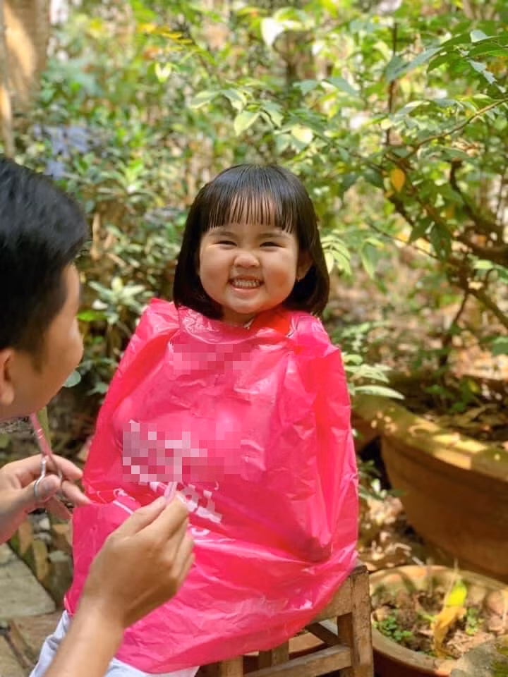 Bieu cam de thuong cua em be duoc bo cat toc-Hinh-5