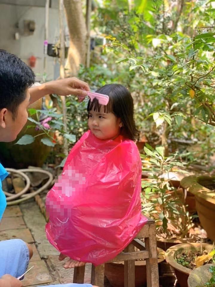 Bieu cam de thuong cua em be duoc bo cat toc-Hinh-4