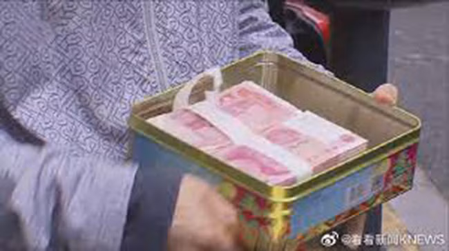 Vut chiec tu cu cua cha, con trai soc nang khi nhan lai thu khong ngo-Hinh-2