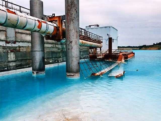 "Chúng tôi biết rằng hồ nước này rất độc hại nên đã không lội xuống nước", một cô gái nói với trang CNN. Điều khủng khiếp hơn nữa là ngày càng có nhiều người thông qua các phương tiện truyền thông đã tìm đến đây đông hơn, thậm chí một số người còn tổ chức những buổi dã ngoại bên cạnh hồ. 