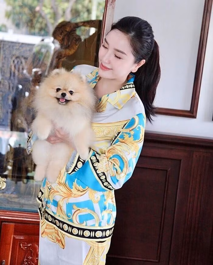 Bảo Thy muốn ở nhà lên hình vẫn xinh nên đã chi hơn 50 triệu đồng để sắm đồ mặc ngủ của Versace.