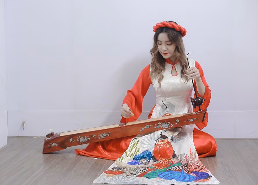 Nữ sinh bắt trend bạn trẻ bằng những clip đánh đàn bầu, đàn T'rưng ảnh 2 Nữ sinh bắt trend bạn trẻ bằng những clip đánh đàn bầu, đàn T'rưng ảnh 2