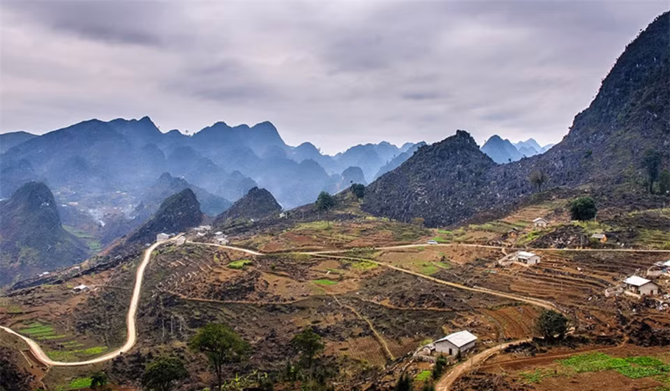 Đèo Bắc Sum (Hà Giang): Nằm giữa Hà Giang và Quản Bạ, đoạn đèo uốn lượn như những lọn vải xếp chồng lên nhau. Từ Hà Giang lên đường 4D, sẽ bắt gặp đoạn đường đột ngột nhỏ và vòng vèo theo chân núi, cũng là điểm bắt bắt đầu hành trình khám phá cao nguyên đá thú vị. 