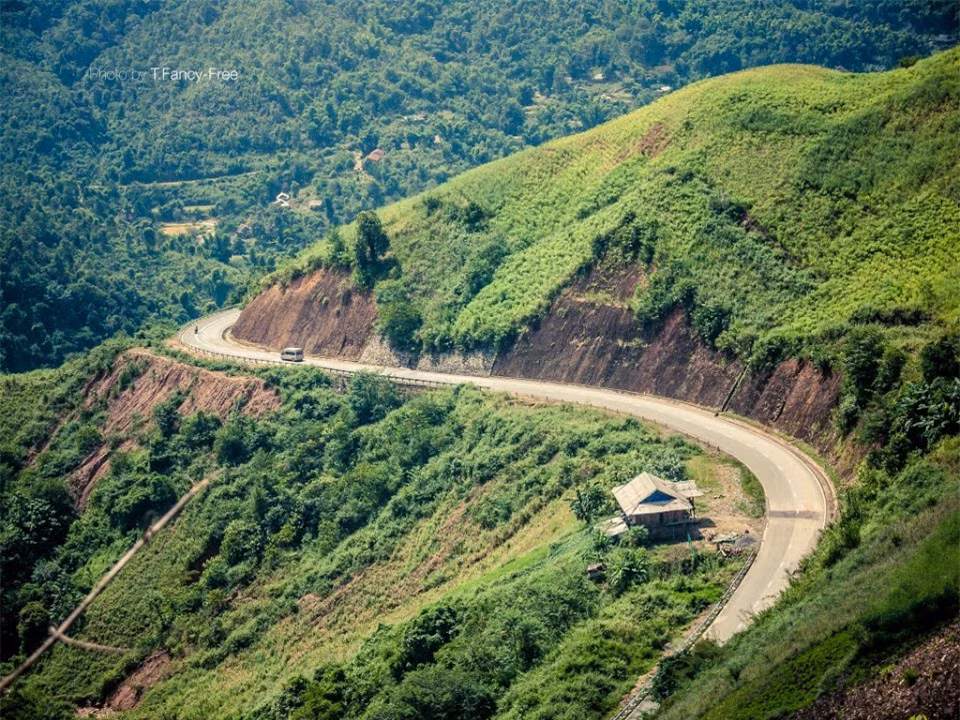 Đèo Pha Đin (Sơn La- Điện Biên): Đèo Pha Đin có độ dài 32 km, nằm trên quốc lộ 6, giữa hai tỉnh Sơn La và Điện Biên. Theo tiếng Thái, Pha Đin có nghĩa là “ trời và đất”, ý nói nơi đây là chỗ tiếp giáp giữa trời và đất. Không chỉ nổi tiếng bởi những dốc cua hiểm trở, đèo Pha Đin còn có khung cảnh đẹp mê hồn với những bản làng lác đác dưới chân đèo.