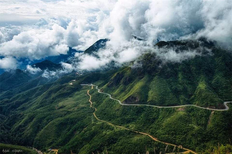 Đèo Ô Quy Hồ (Lào Cai-Lai Châu): Đèo dài gần 50 km, nằm trên tuyến quốc lộ 4D cắt ngang dãy Hoàng Liên Sơn, nối liền hai tỉnh Lào Cai và Lai Châu. Đỉnh đèo ở độ cao 2.000 m chính là ranh giới của hai tỉnh. Đèo Ô Quy Hồ là nơi mà nhiều người trẻ ao ước đặt chân đến. Vào mùa “săn mây”, con đèo phủ kín bởi biển mây trắng xóa, hay băng tuyết khi trời lạnh.