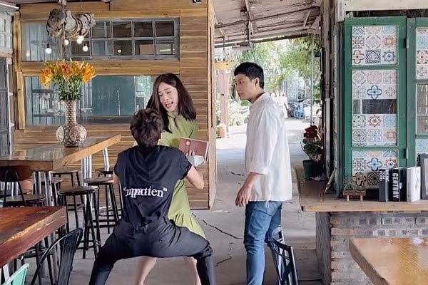 Bình An nhận 8 cái tát từ người yêu Phương Nga trong "11 tháng 5 ngày" - Hình 2 Binh An nhan 8 cai tat tu nguoi yeu Phuong Nga trong