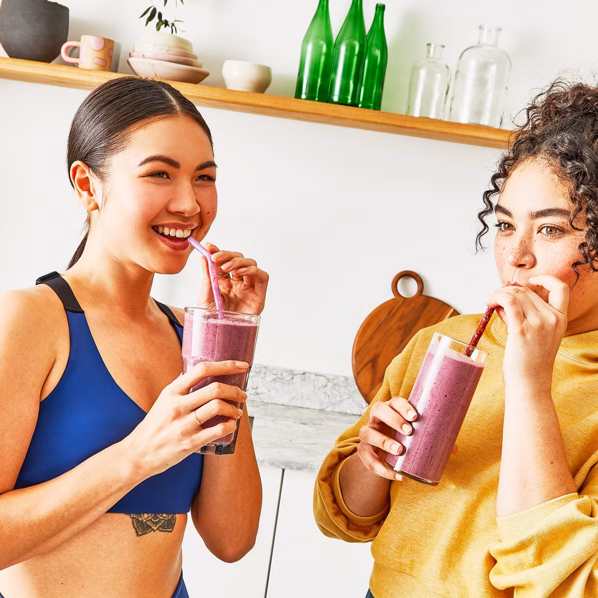  3. Sinh tố: Đây là lựa chọn tuyệt vời để giảm cân. Bạn nên tạo ra món sinh tố có sự cân bằng giữa protein, chất xơ, chất béo không bão hòa, vitamin và khoáng chất. Gợi ý dành cho bạn: Xay nhuyễn hỗn hợp gồm 20 gr bột protein, một nắm rau bina (hoặc bông cải xanh, cần tây, cải bó xôi), một quả chuối, một ít quả mọng (việt quất, mâm xôi), 1/4 quả bơ, một thìa hạt chia, một cốc nước hoặc sữa tách béo. Ảnh: PopSugar.