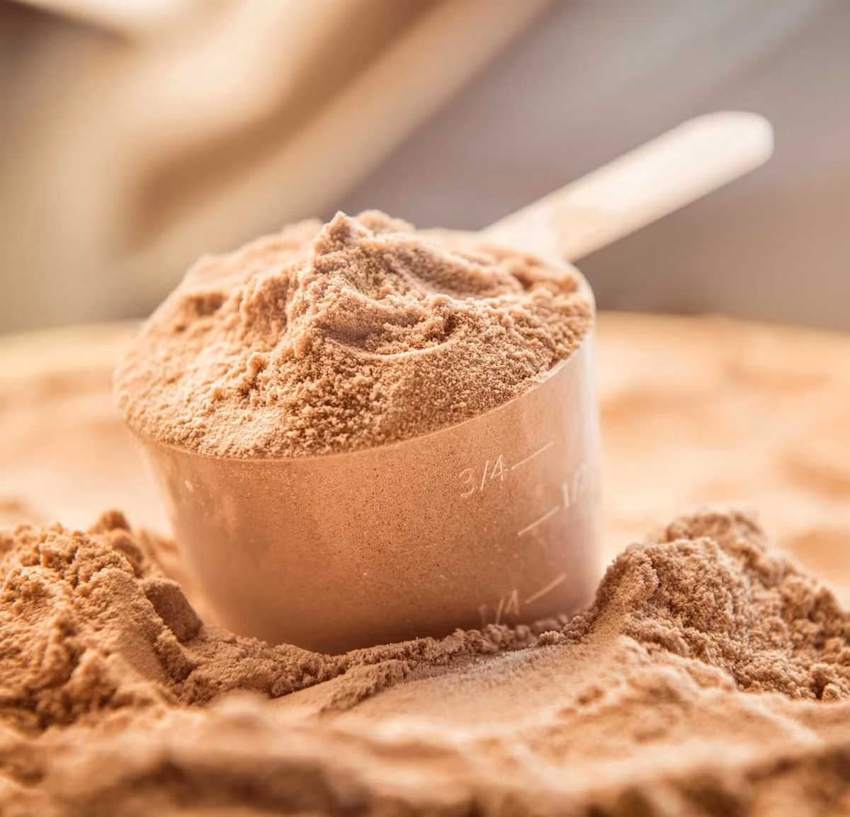  9. Protein shake: Để giảm cân, bạn nên tiêu thụ ít nhất một gam protein tương ứng với mỗi 0,45 kg cân nặng cơ thể. Protein shake giúp bạn dễ đạt được điều này, bên cạnh ăn thực phẩm giàu protein như thịt bò, trứng. Nên chọn protein shake không sữa, không chứa nhiều đường nhằm hỗ trợ giảm cân tốt hơn. Ảnh: Shutter, Happy Way.