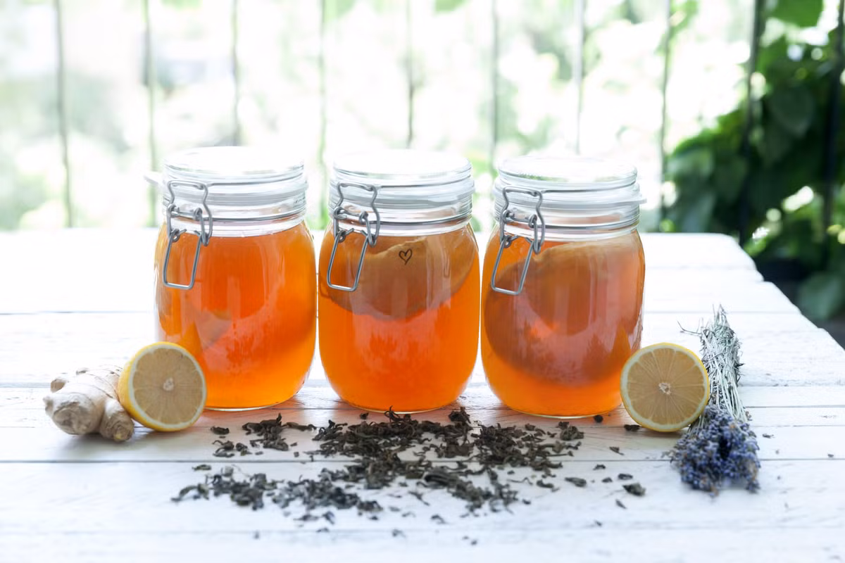  7. Kombucha: Kombucha là một loại trà lên men. Trong quá trình lên men, các chế phẩm sinh học tốt cho sức khỏe được tạo ra. Kombucha cũng làm từ trà, vì vậy nó chứa chất chống oxy hóa từ lá trà. Kombucha có thể chứa đường. Hãy mua những loại có ít hơn 15 g đường trên nhãn sản phẩm. Ảnh: EndoMune Probiotics.