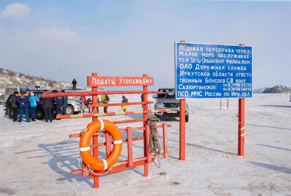 Độ sâu tối đa đo được của hồ Baikal là 1.642m. Độ sâu trung bình là 730m.