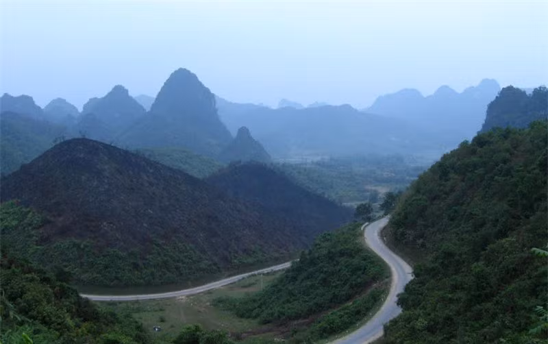 Bao quanh đèo là những ngọn núi xanh ngắt. Ảnh: Huỳnh Phúc Hưng. 