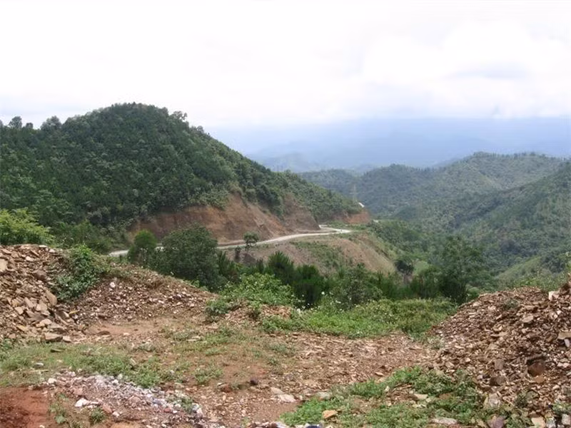  Từ trên cao nhìn xuống, đèo Khau Liêu trông giống như 2 con rồng uốn lượn ôm lấy núi đồi Đông Bắc. Ảnh: HwngHD. 