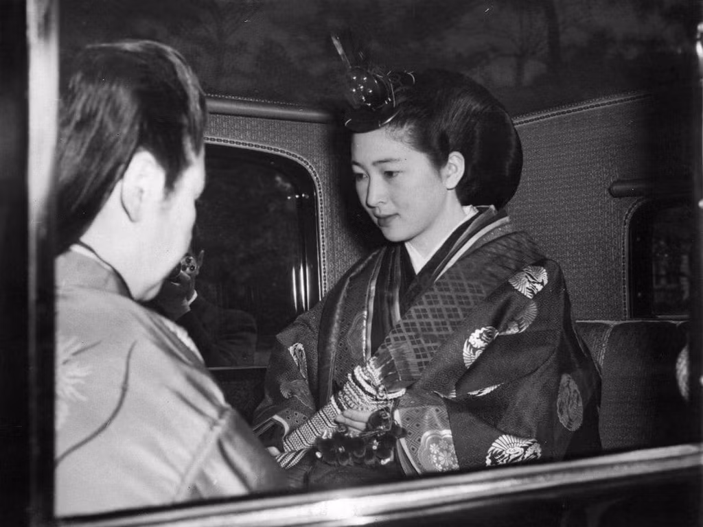 Ngày 10/4/1959, đám cưới hoàng gia của Thái tử Akihito và vị hôn thê Michiko đã diễn ra trong niềm hân hoan của hàng triệu người dân xứ hoa anh đào. Ngày hôm ấy, cô gái trẻ người Tokyo chính thức trở thành nàng dâu xuất thân thường dân đầu tiên của hoàng gia Nhật Bản. Ảnh: Getty.