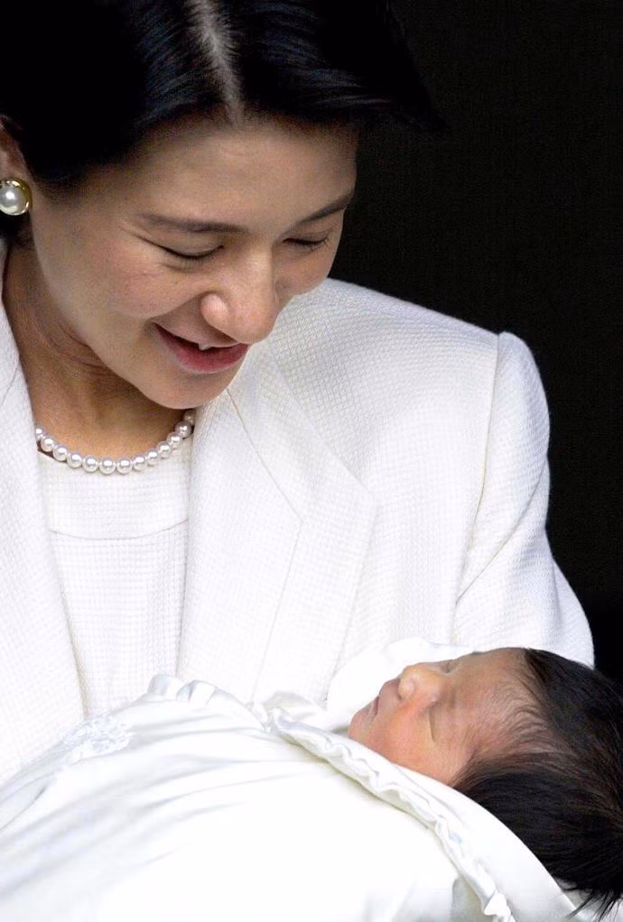 Năm 1999, sau 6 năm kết hôn, Công nương Masako mới mang thai nhưng không may bị sảy. Đến tháng 12/2001, bà hạ sinh Aiko - cô công chúa đầu lòng, song lại khiến hoàng gia Nhật Bản phật ý vì không thể "sinh nam hoàng đế nối dõi". Một lần nữa, Công nương Masako lại hứng chịu sự gièm pha từ nhà chồng và giới truyền thông, dẫn đến tình trạng tâm lý bất ổn. Bà thường xuyên vắng mặt trong các sự kiện quan trọng và không thể làm tròn trách nhiệm của mình. Ảnh: Japan Today.