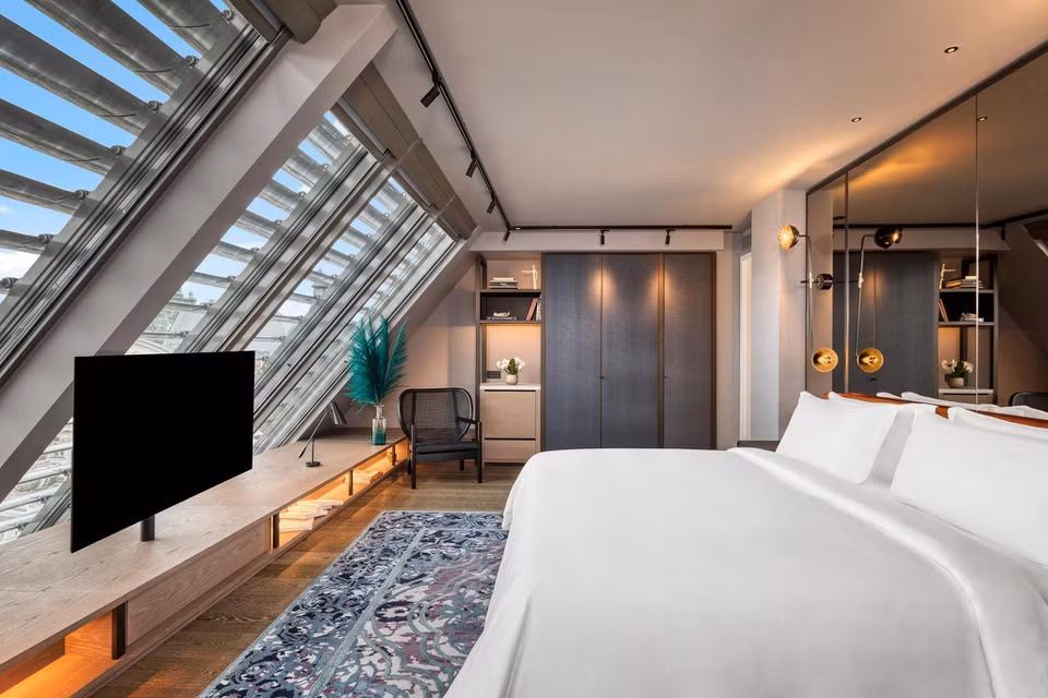 br/> Phòng Loft nằm trên tầng thượng của khách sạn với khung cảnh toàn thành phố, có giá 1.126 USD/đêm.