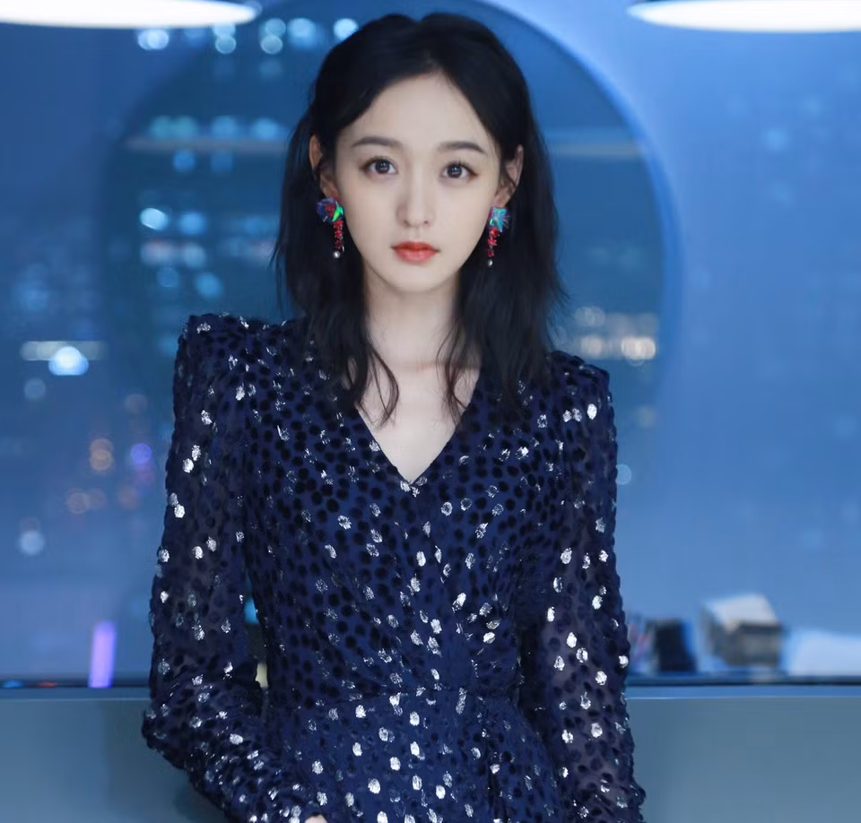 br/> QQ đánh giá người đẹp có khả năng diễn xuất, ngoại hình nổi bật, song sự nghiệp không gặp may. Hà Hoằng San ít được giao vai nữ chính. Trong khi đó, khi đóng vai phụ, cô thể hiện tốt, thậm chí vượt trội nữ chính. Thiên long bát bộ không thành công, Hoằng San dù diễn xuất tròn vai cũng khó thăng tiến trong sự nghiệp.