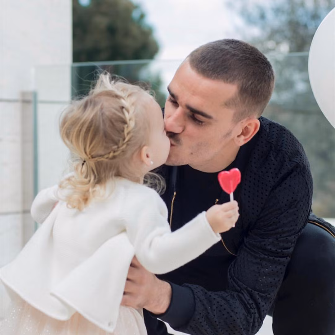 Griezmann chia sẻ gia đình nhỏ của mình tuân theo quy tắc đa ngôn ngữ khá nghiêm ngặt. Các thành viên đều có thể giao tiếp với nhau bằng tiếng Tây Ban Nha và Pháp để ba đứa trẻ nói chuyện được với cả hai bên nội, ngoại.