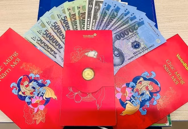Nhan vien ngan hang khoe li xi 1 chi vang ngay khai xuan