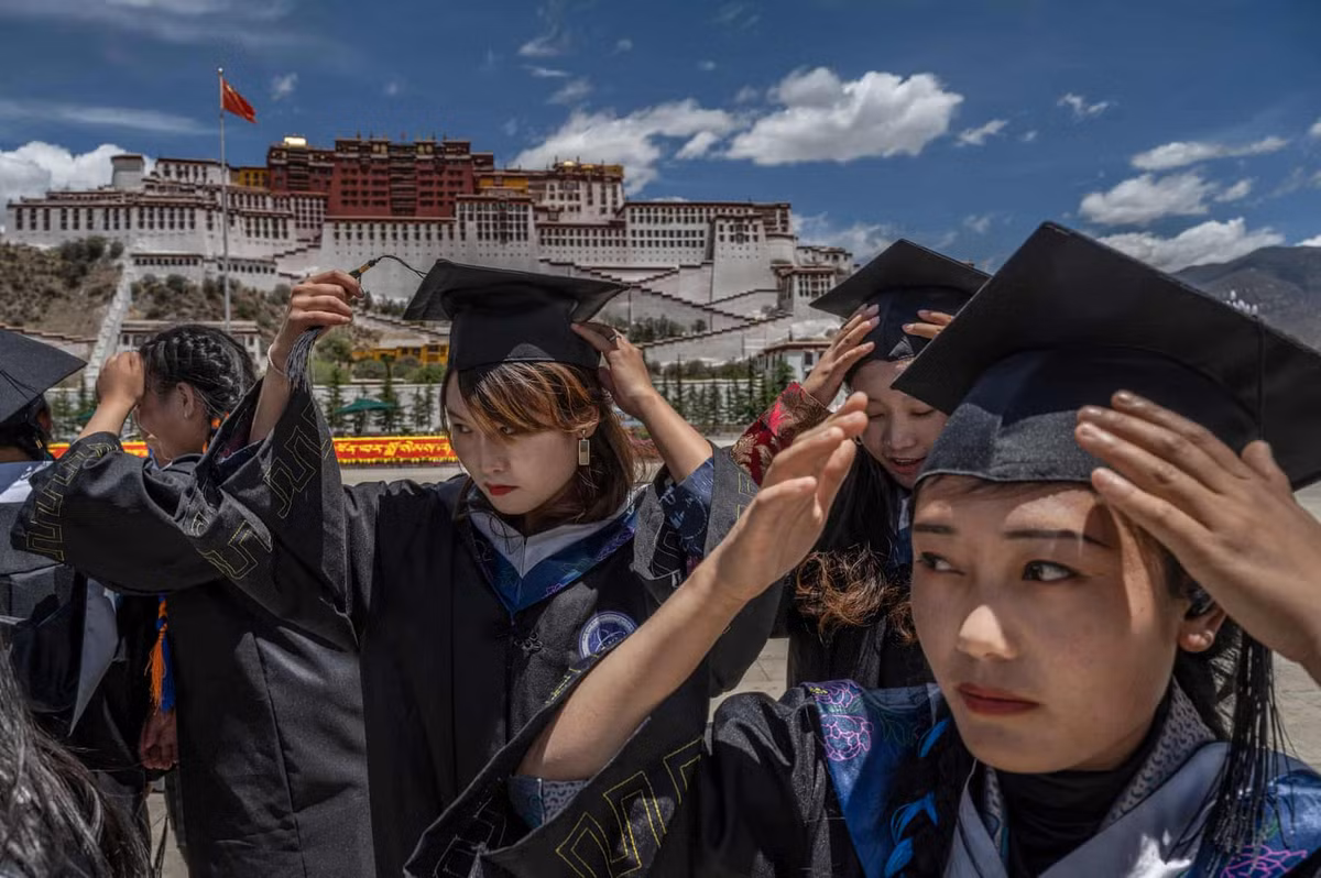 Sinh viên tốt nghiệp đại học chụp ảnh trước điện Potala.