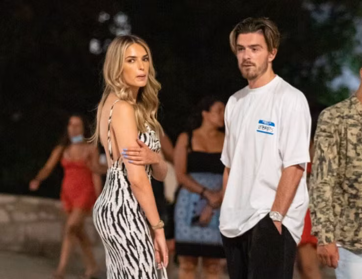 Grealish vẫn đang hẹn hò với bạn gái từ thời thơ ấu Sasha Attwood. Cặp đôi từng có thời gian chia tay nhưng đã tái hợp và cùng nhau đi du lịch với bạn bè vào tháng trước.