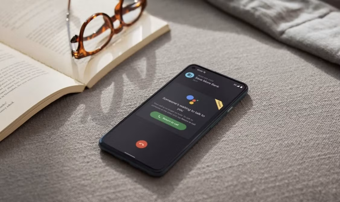 Dung lượng pin. Pixel 5a có viên pin 4.680 mAh, trong khi Apple chỉ trang bị cho iPhone SE pin 1.821 mAh. Tất nhiên dung lượng không phải là yếu tố tuyệt đối. Táo khuyết làm rất tốt trong việc tối ưu thời gian sử dụng pin. Nhưng với con số gấp hơn 2,5 lần, Pixel 5a hứa hẹn mang đến trải nghiệm tốt hơn so với iPhone SE. Ảnh: Google.