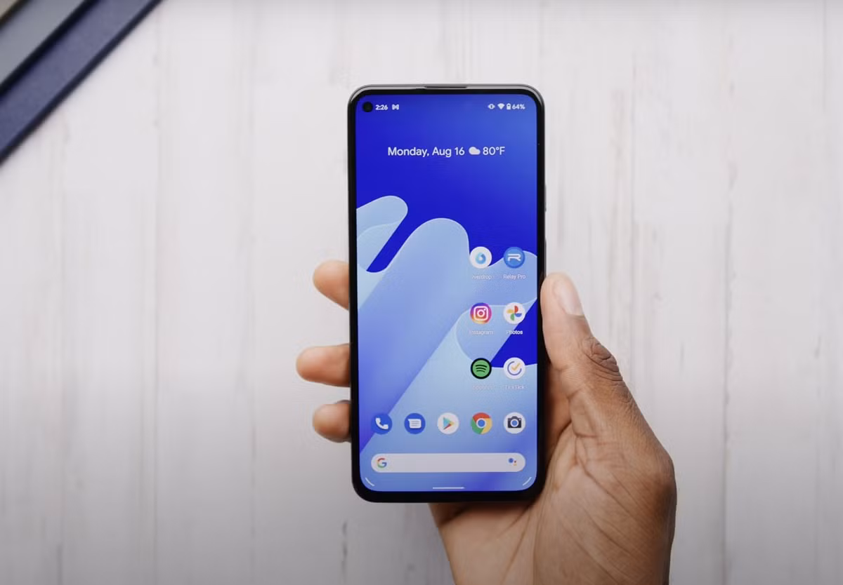  Màn hình OLED. Pixel 5a có màn hình 6,34 inch, tấm nền OLED, độ phân giải Full HD+, tần số quét 60 Hz. Đặc điểm này vượt trội hoàn toàn so với iPhone SE kích thước 4,7 inch và thiết kế viền dày đã tồn tại từ 2014. Ảnh: Marques Brownlee.
