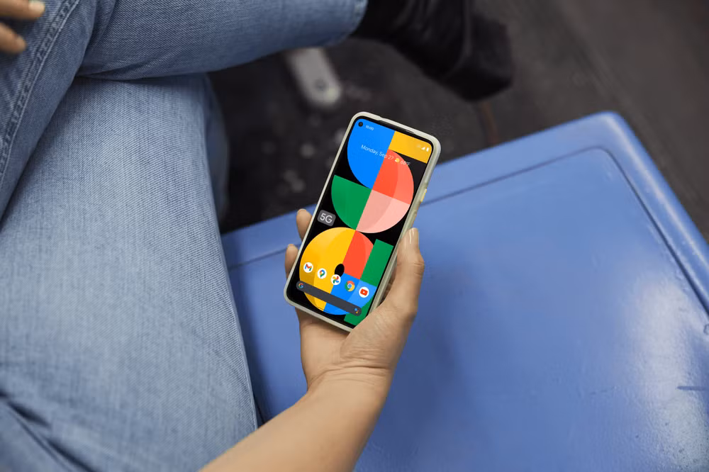  Giá bán. Giá khởi điểm của Pixel 5a cao hơn iPhone SE 50 USD. Đây là yếu tố khiến nhiều người nghiêng về phía điện thoại của Apple. Tuy nhiên, dung lượng bộ nhớ Pixel 5a là 128 GB, gấp đôi mức tối thiểu 64 GB của đối thủ. Nếu cùng lưu trữ thì 2 máy ngang giá nhau. Với hàng loạt ưu điểm ở trên, Pixel 5a là lựa chọn hấp dẫn dành cho khách hàng ở mức 450 USD. Ảnh: Tech Advisor.