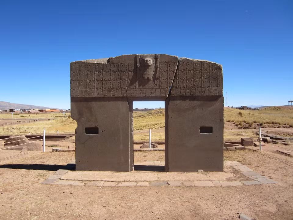 br/> Cổng Mặt Trời (Bolivia): Công trình được xây dựng bởi nền văn hóa Tinawaku từ hơn 1.500 năm trước. Đây là một cổng vòm đá nguyên khối nằm gần hồ Titicaca ven thành phố La Paz. Công trình cao khoảng 3 m, rộng gần 4 m với tổng trọng lượng khoảng 10 tấn. Những người Tinawaku xây dựng và sử dụng công trình này như một cuốn lịch để theo dõi ngày trong năm. Ảnh: Charismatic Planet.