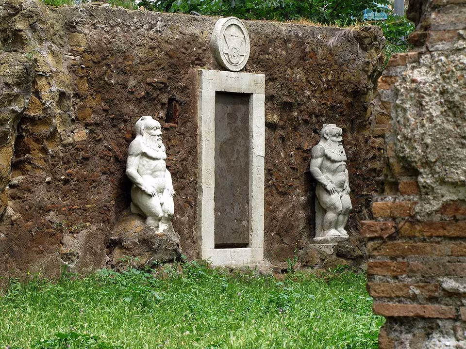 br/> Cổng Nhà giả kim (Italy): Cổng được xây dựng trong giai đoạn 1678-1680 bởi Massimiliano Palombara, một nhà quý tộc của Pietraforte, trong dinh thự của ông trên đồi Esquiline (Rome, Italy). Đây là cánh cổng duy nhất còn sót lại trong số 5 cổng được xây tại dinh thự. Tên của cổng bắt nguồn từ truyền thuyết những năm 1800 về quỷ lùn có tên Stibeum và nhà giả kim Giuseppe Francesco Borri. Ảnh: VP &amp; Trillian.