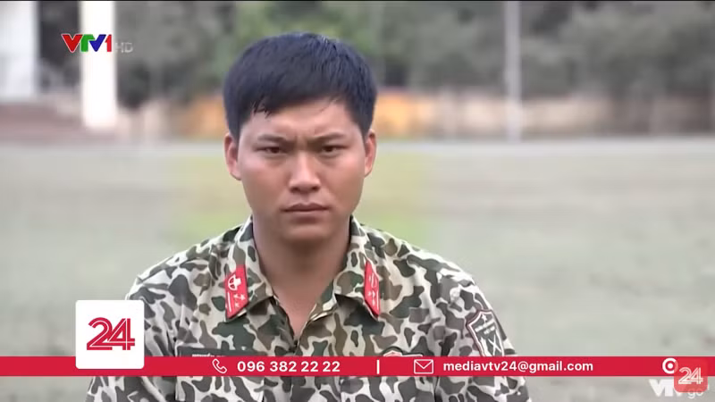 Cuoi moi mieng khi Mui truong Long di catwalk